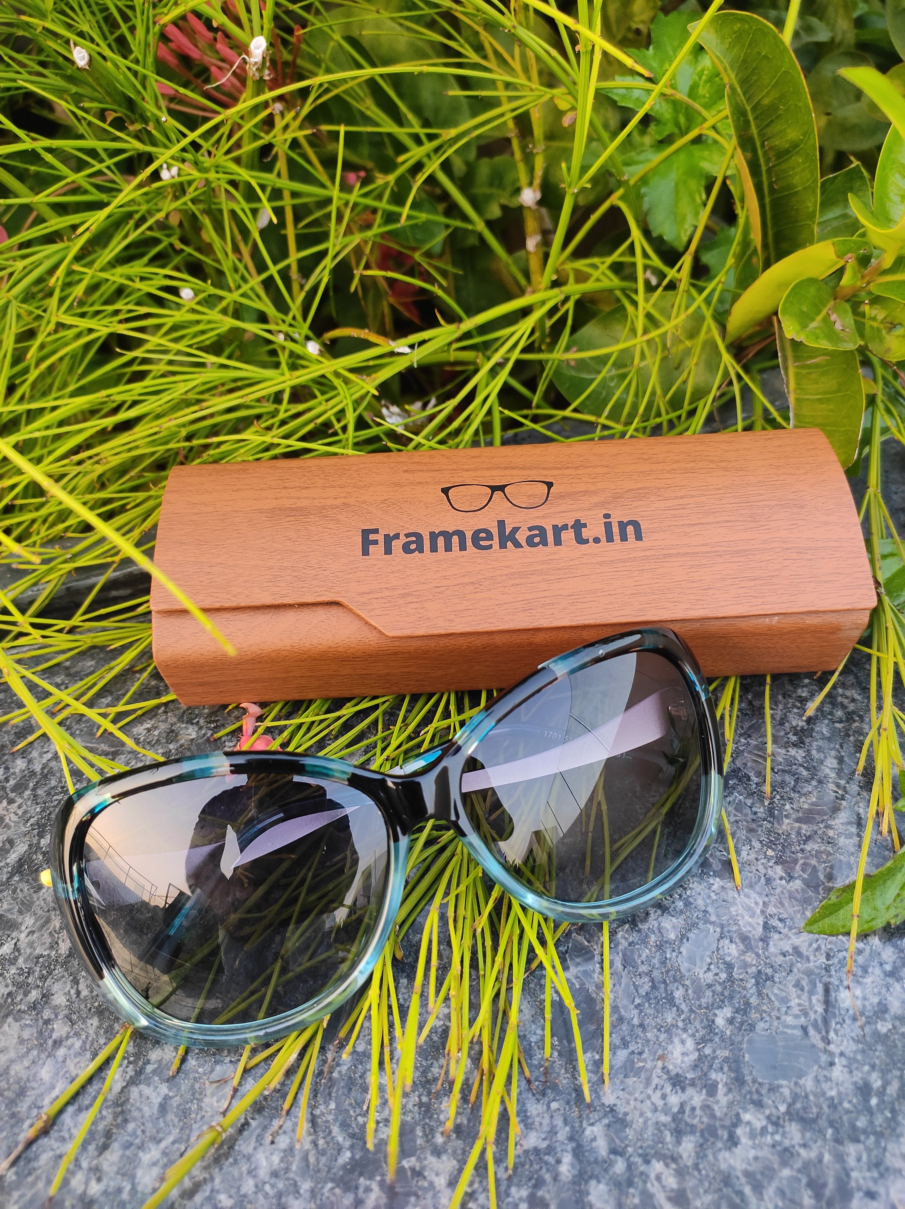 Blue print polarized sunglasses for women | 100% UV protection